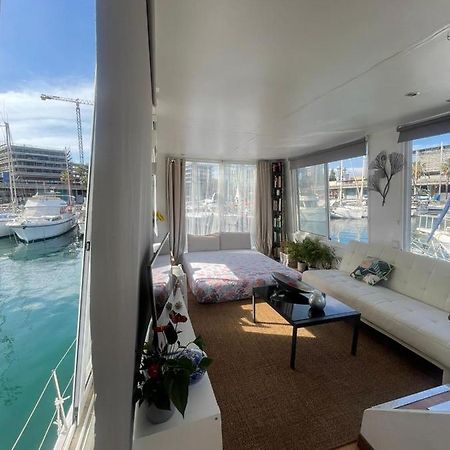 Light Bedroom In A Home Boat Барселона Екстериор снимка