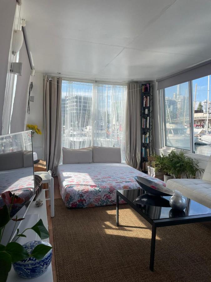 Light Bedroom In A Home Boat Барселона Екстериор снимка