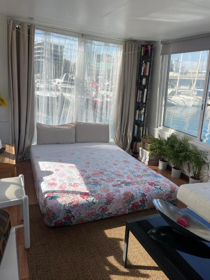 Light Bedroom In A Home Boat Барселона Екстериор снимка