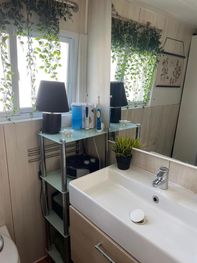 Light Bedroom In A Home Boat Барселона Екстериор снимка