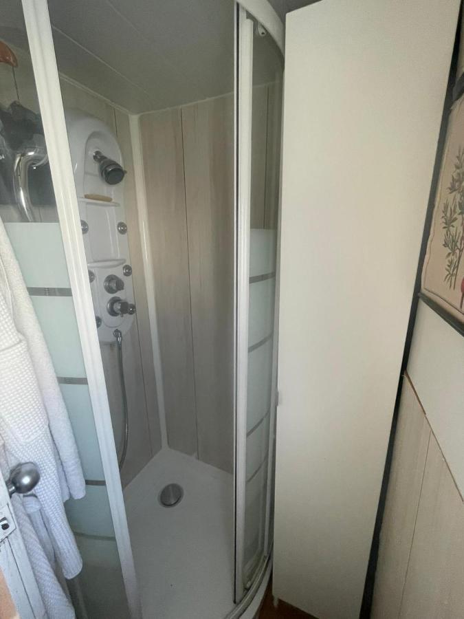 Light Bedroom In A Home Boat Барселона Екстериор снимка