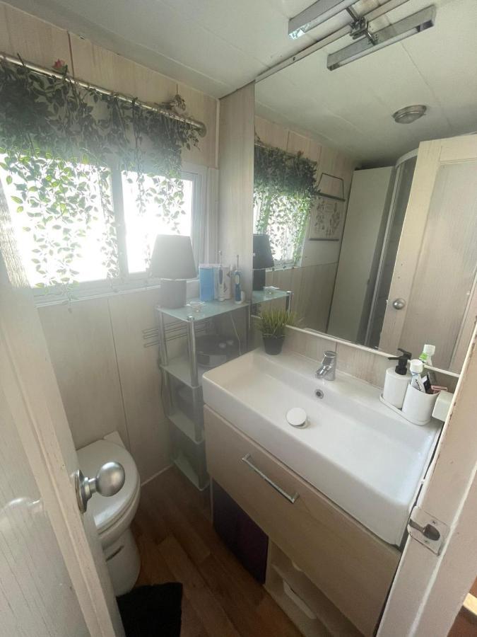 Light Bedroom In A Home Boat Барселона Екстериор снимка